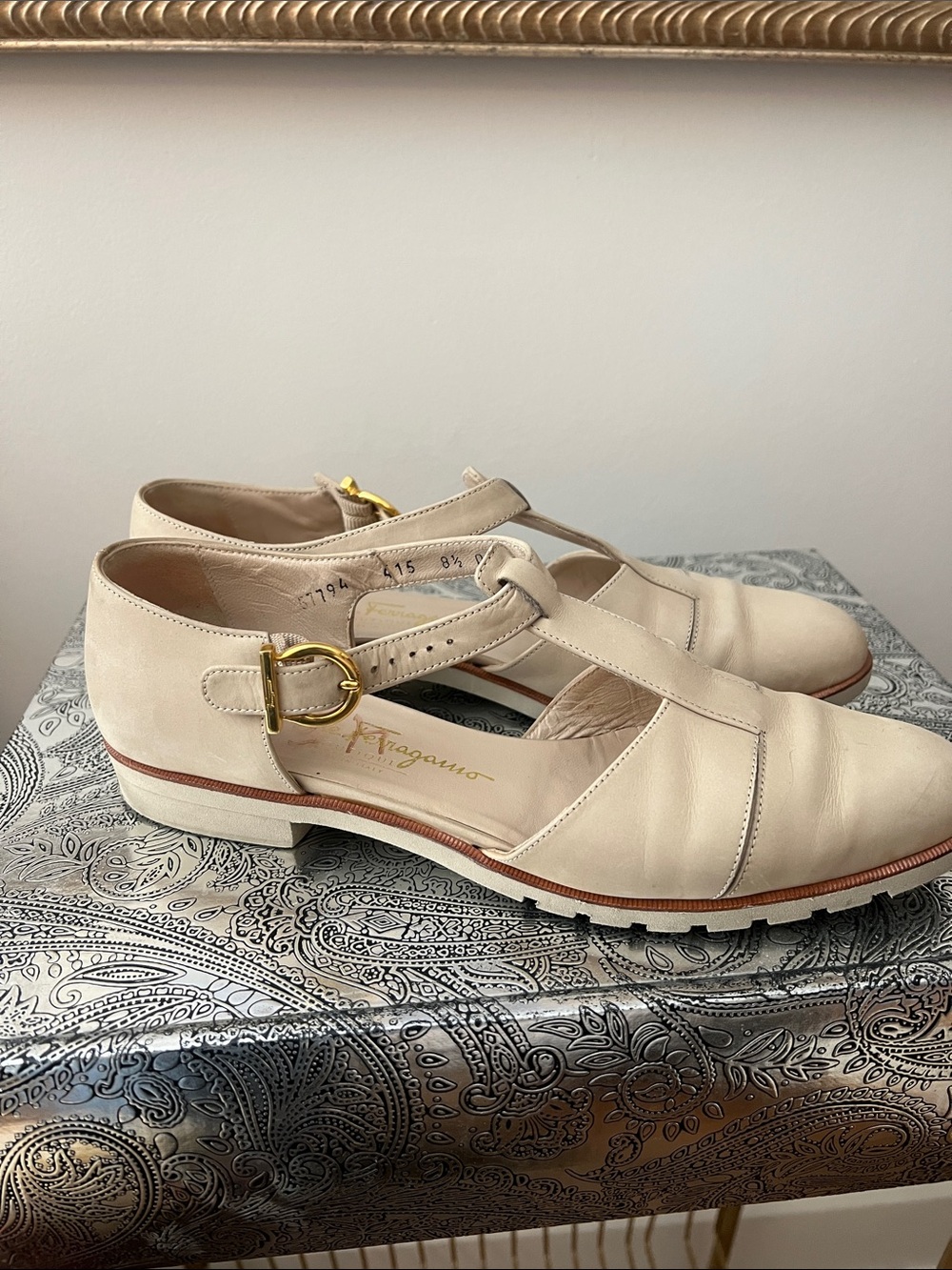 Salvatore Ferragamo Cream T Strap Flats Classic Loafers 8.5 Narrow